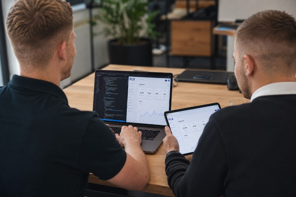 FLX Software Team bei der Entwicklung individueller Softwarelösungen